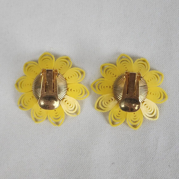 Vintage Yellow Celluloid Floral Clip On Earrings - Picture 4 of 5